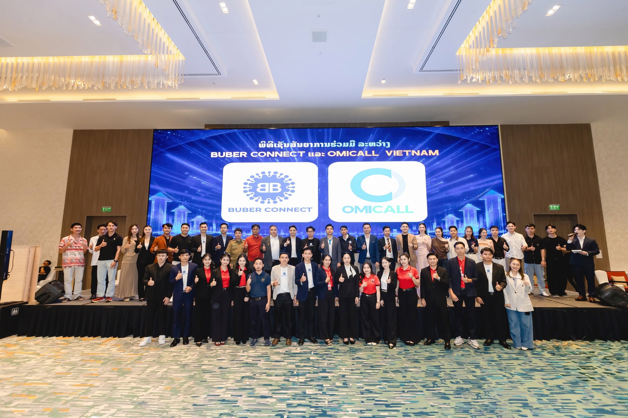 Đại diện doanh nghiệp Lào dự sự kiện ra mắt OMICall tại Vientiane