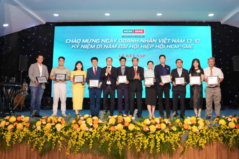Ông Lê Sơn Đỉnh, đại diện Công ty Cổ phần Công nghệ OMI, nhận chứng nhận hội viên tại lễ kết nạp của HCM-SME