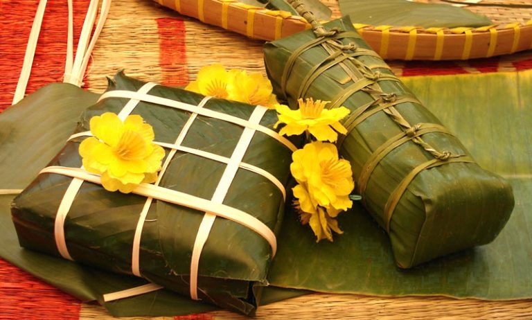 Bánh tét, bánh chưng không thể thiếu trong ngày tết