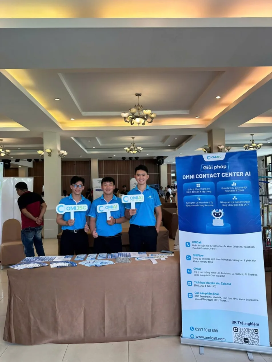 Standee giải pháp Omni Contact Center AI của OMICall tại sự kiện doanh nhân kết nối kiến tạo giá trị