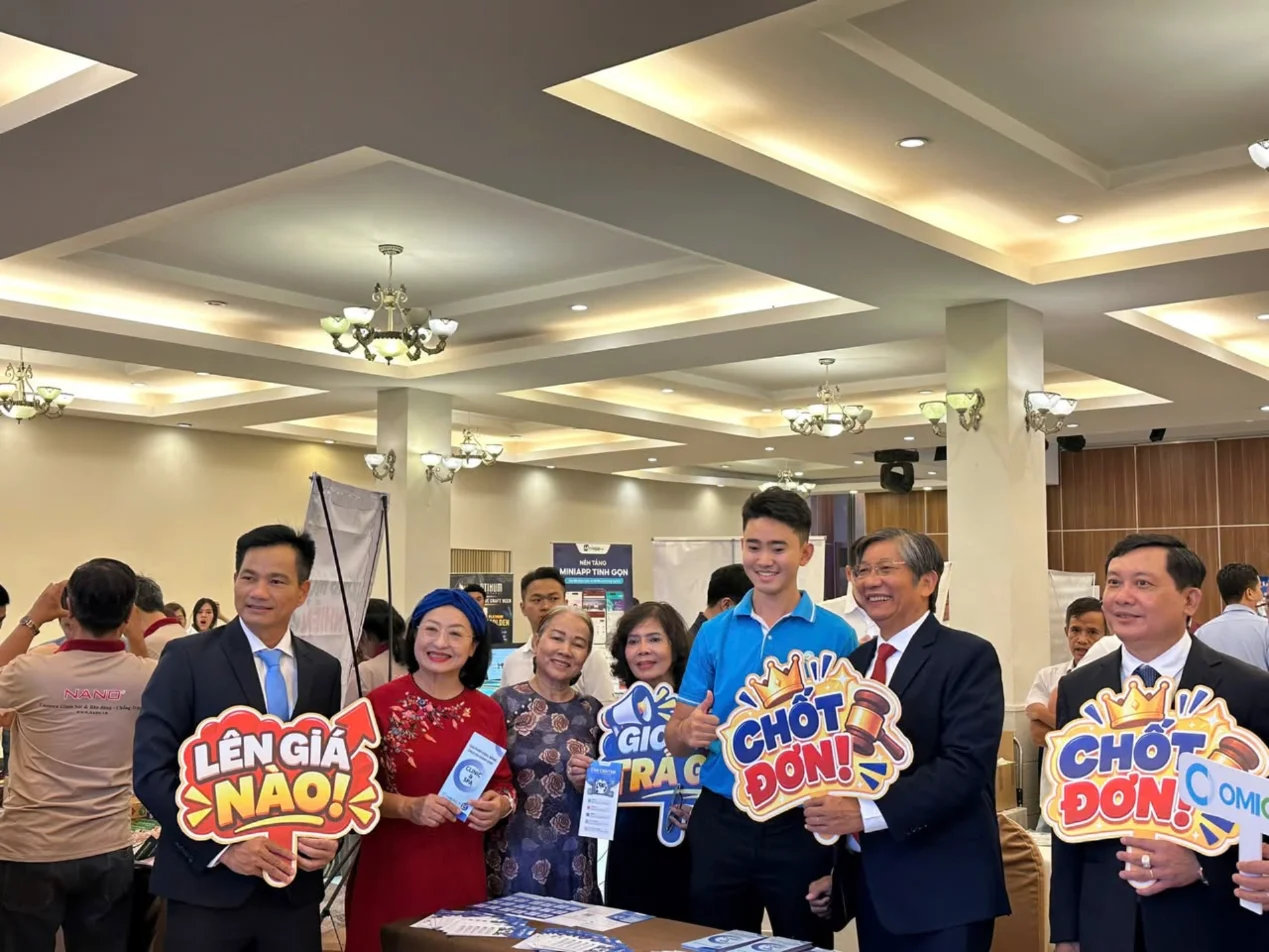 Doanh nhân giao lưu tại gian hàng OMICall, chương trình Doanh nhân kết nối kiến tạo giá trị