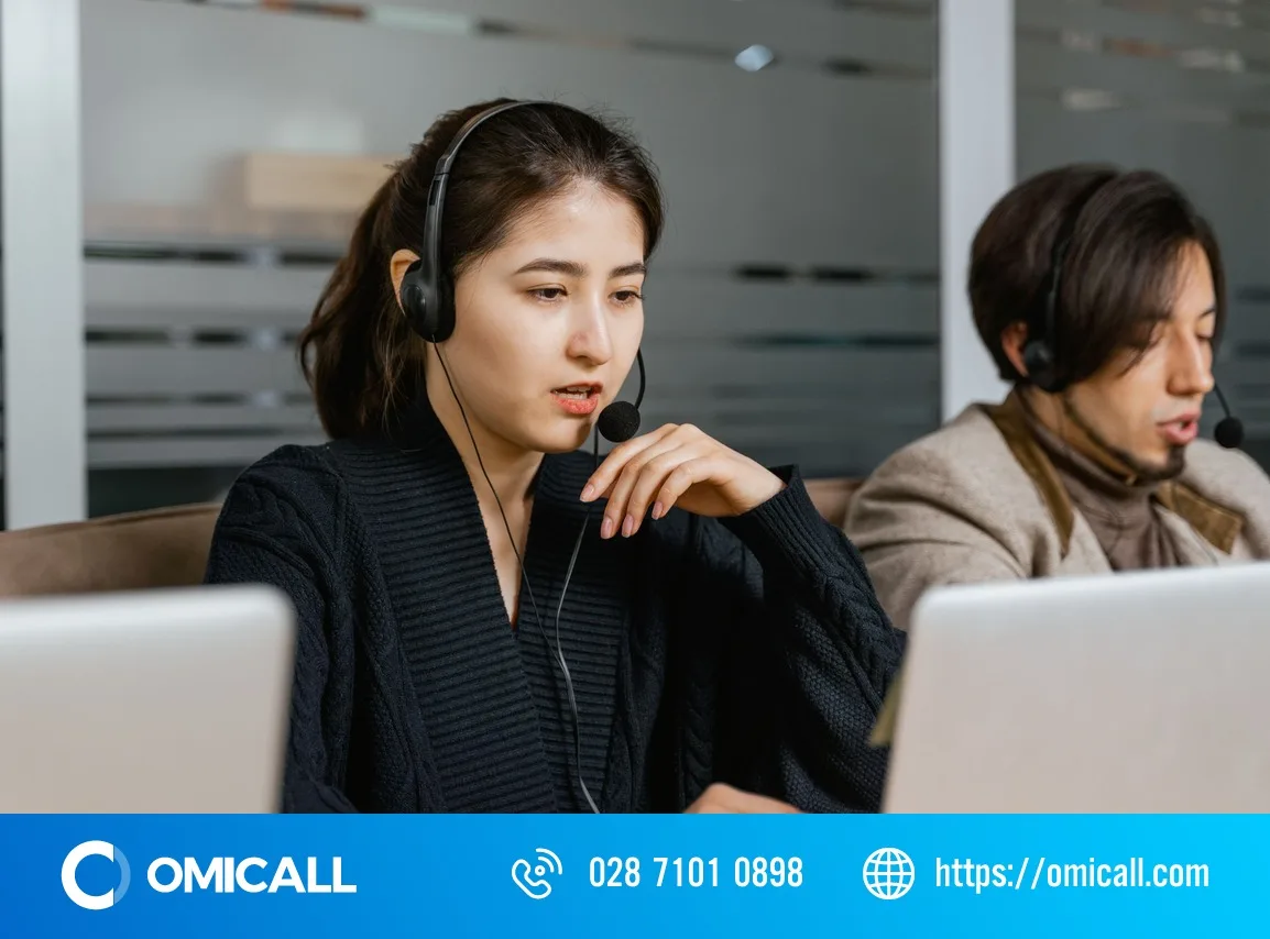 Đội chăm sóc khách hàng làm việc trên nhiều công cụ