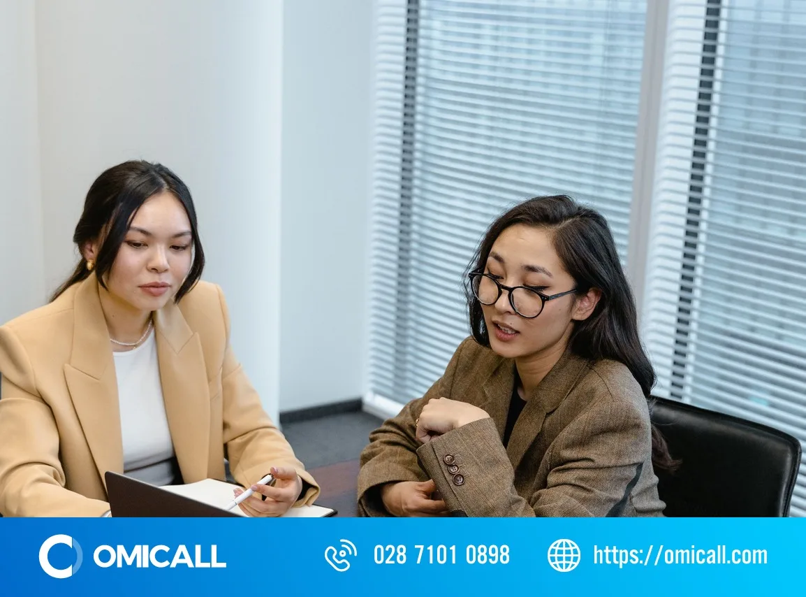 Hai quản lý trao đổi trước khi chọn hệ thống quản trị